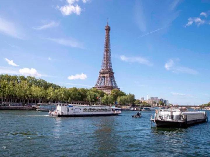 Bomb alert triggers evacuation at Eiffel Tower