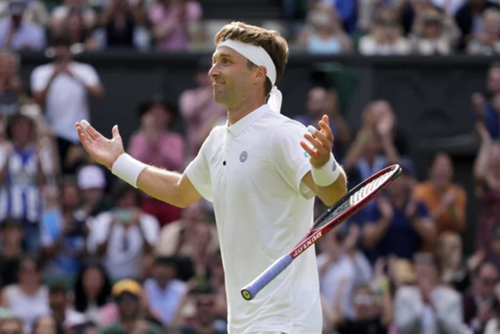 Wimbledon is finally dry after 3 days of rain. Wawrinka wins and gets Djokovic next