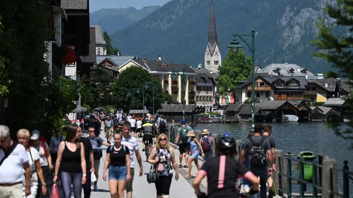 Hallstatt: Austrian town protests against mass tourism