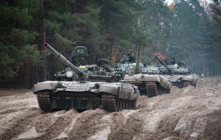 Ukraine-Russia war – live: Putin’s forces face shortage of tanks as Kyiv’s counteroffensive creeps forward