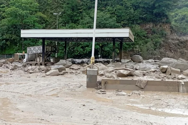 Search for missing paused in Colombia after landslide kills 15