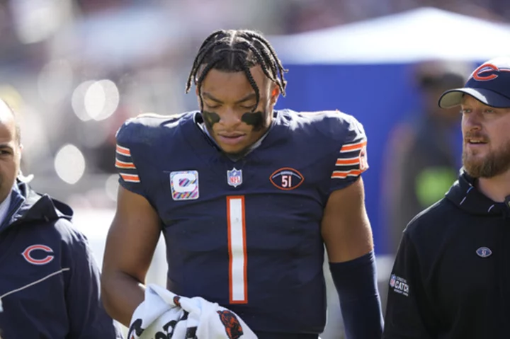 Chicago Bears QB Justin Fields leaves loss to Vikings with right hand injury