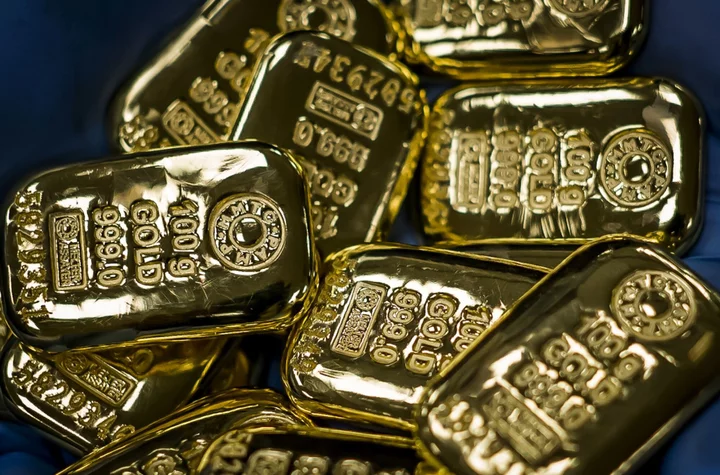 Gold Climbs as Traders Mull Sluggish China Growth, Fed Rate Path