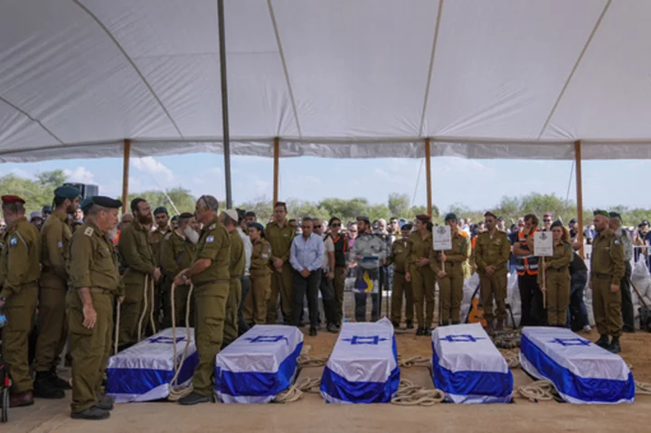 Hundreds mourn as Israeli family of 5 that was slain together is laid to rest