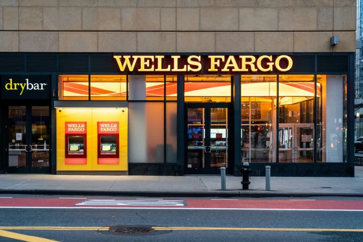 Former Wells Fargo executive Tolstedt avoids prison time in fake-accounts scandal - WSJ