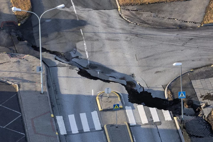 Iceland residents fleeing imminent volcanic eruption told they face months away from home