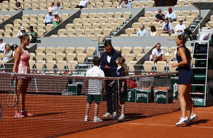 Tennis-Sabalenka surges, Kostyuk urges stronger anti-war stance after French Open boos