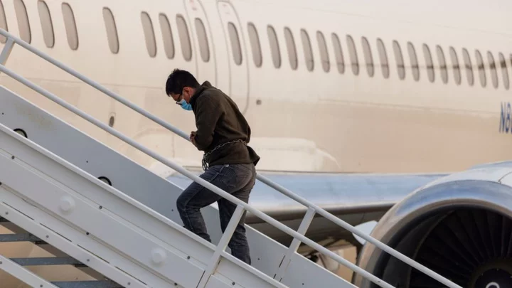 Second plane carrying migrants arrives in California