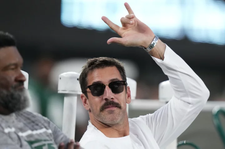 Aaron Rodgers tosses passes, walks without crutches before Jets' game vs. Eagles