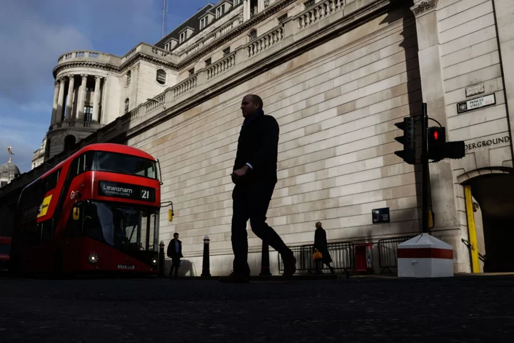 UK Economy Hit Setback in March With Consumers Turning Cautious