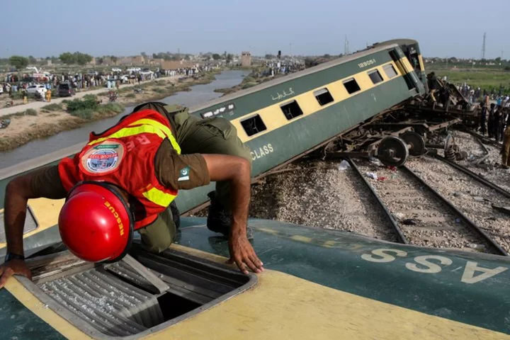 Pakistan passenger train derails, killing at least 30 people, GEO reports