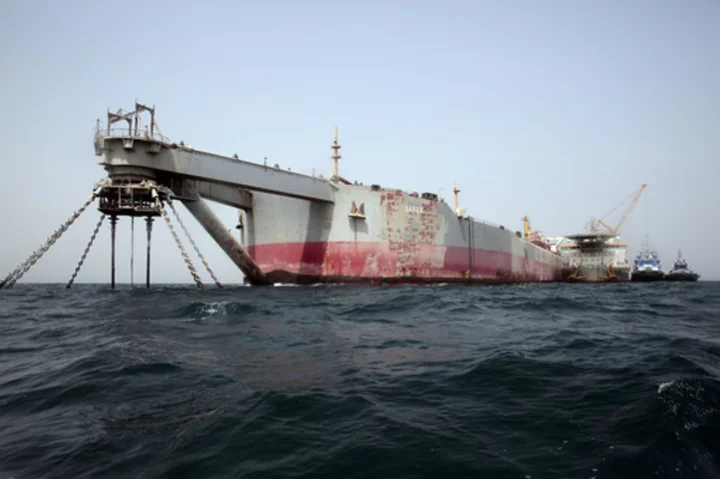 A salvage team is set to begin siphoning oil out of rusting tanker moored off Yemen, UN says