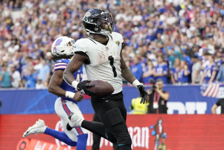 Etienne runs for 2 TDs and Jaguars beat Bills 25-20 for back-to-back London wins