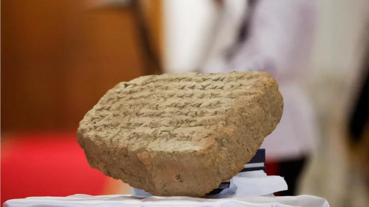 Iraq: displays 2800-year-old stone tablet returned by Italy