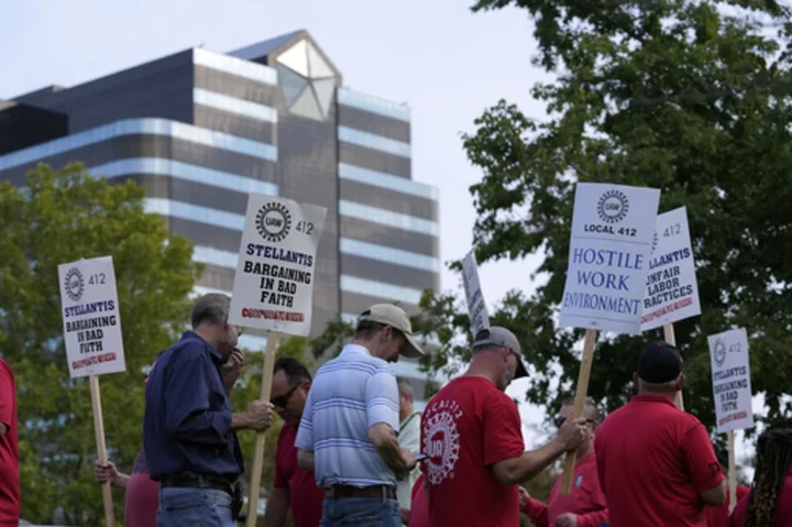 Targeted strikes may spread to other states and cities as midday deadline set by auto workers nears