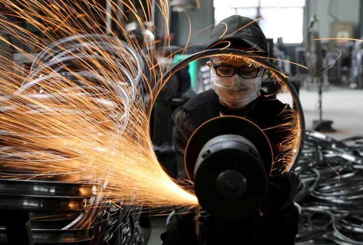 China industrial profits tumble for 4th straight month in April