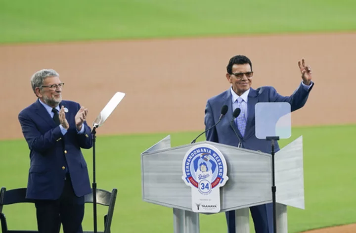 'Fernandomania' lives again at Dodger Stadium with retirement of Valenzuela's jersey