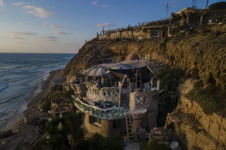 After half a century, Israel moves to evict squatter from his cave home on the beach