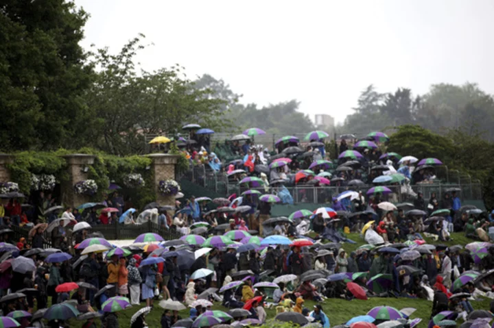 Andy Murray gets a win at rainy Wimbledon and a thumbs-up from Roger Federer