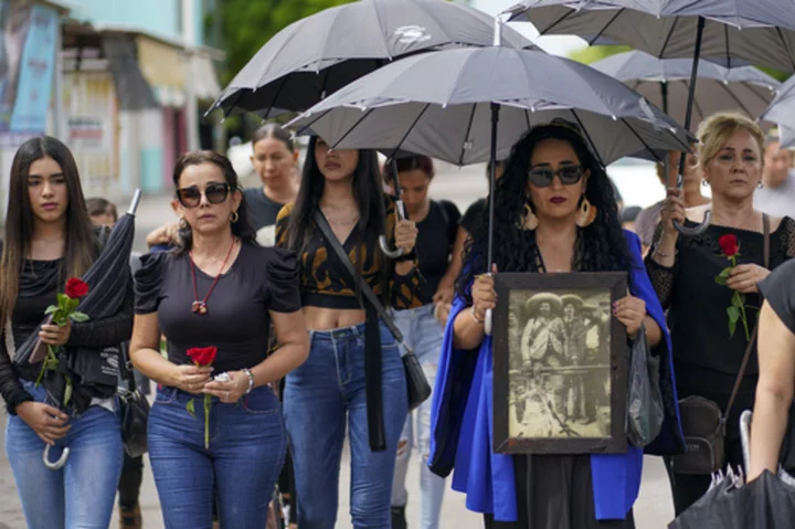 Mexican anti-cartel vigilante leader buried and with him, an armed citizens' movement